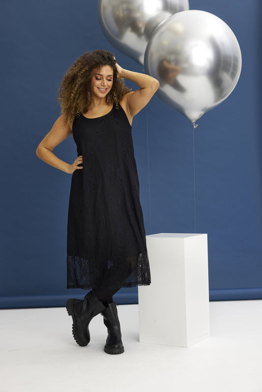 Guide til den perfekte plus size kjole til fest
