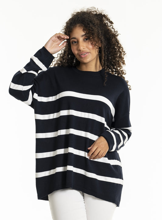 SgHelsinki - Oversize Strikbluse