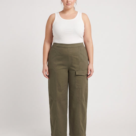 AI-genereret visning af ONLY CARMAKOMA CarIna Cargo Barrel Pull Up Bukser - Ivy Green