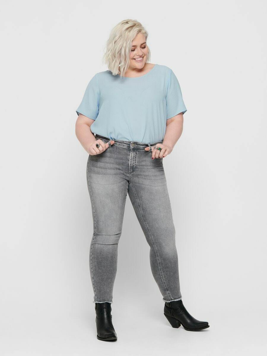Cool grå ankeljeans fra Carmakoma-Pluspige
