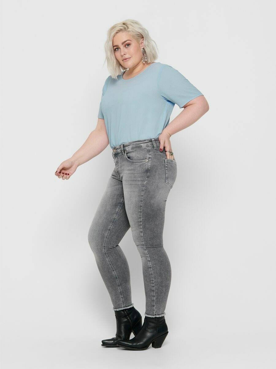 Cool grå ankeljeans fra Carmakoma-Pluspige