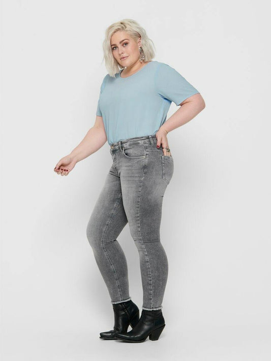 Cool grå ankeljeans fra Carmakoma-Pluspige