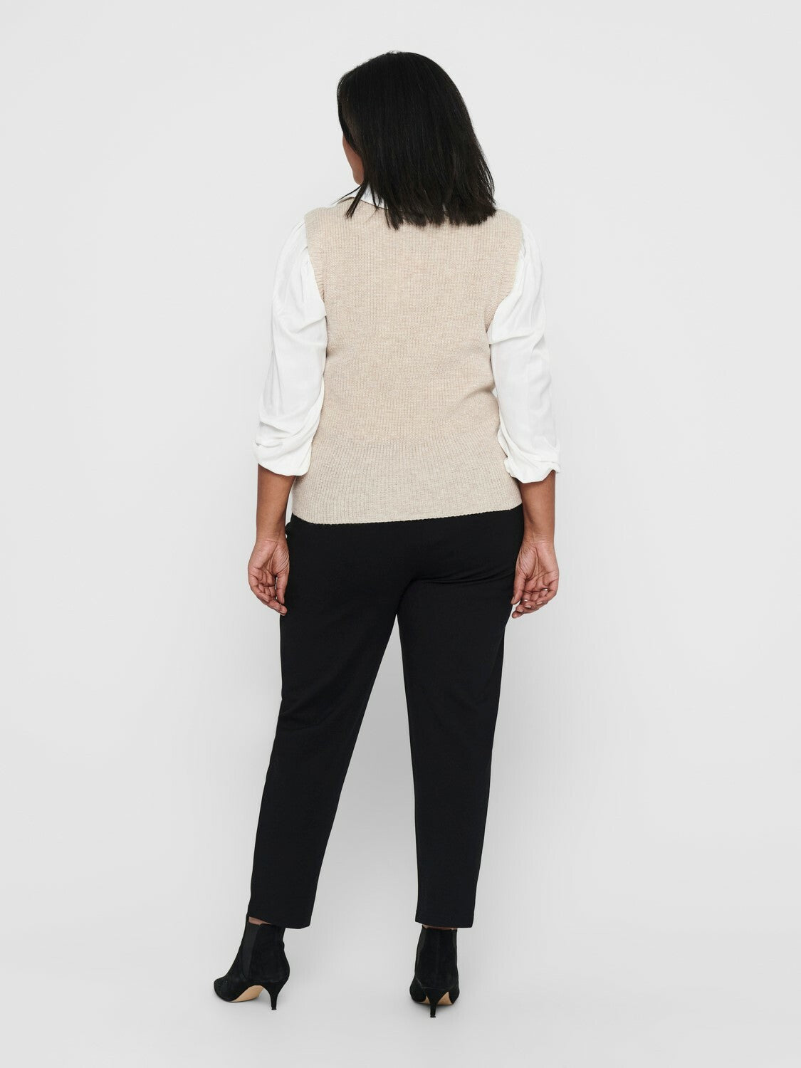 Strikket vest fra Carmakoma-Pluspige