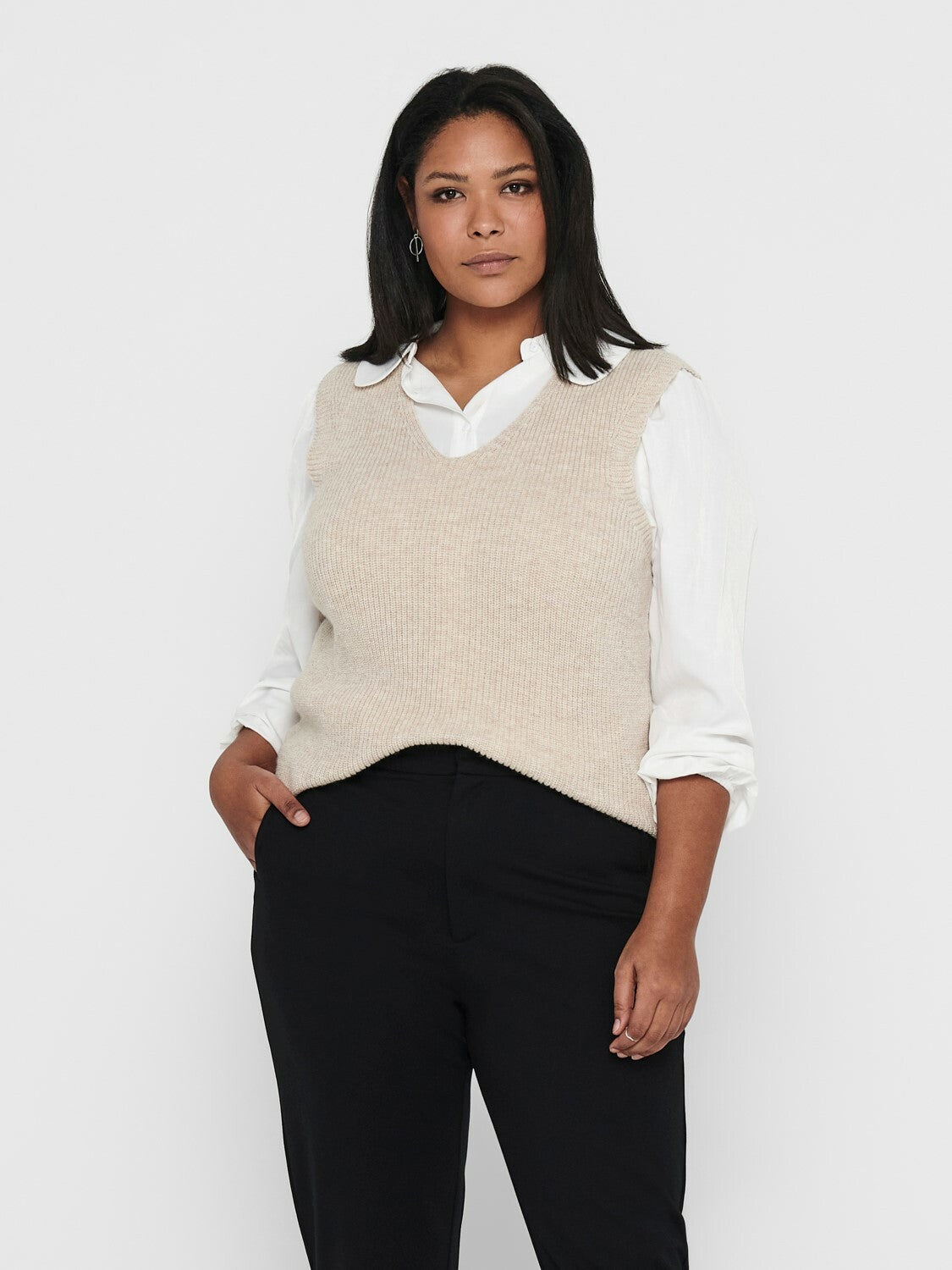 Strikket vest fra Carmakoma-Pluspige