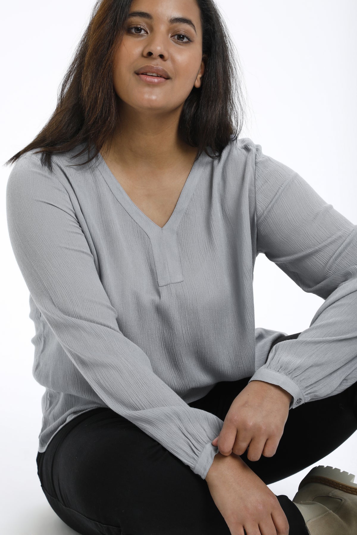 Bluse i crepe-viscose fra Kaffe Curve-Pluspige