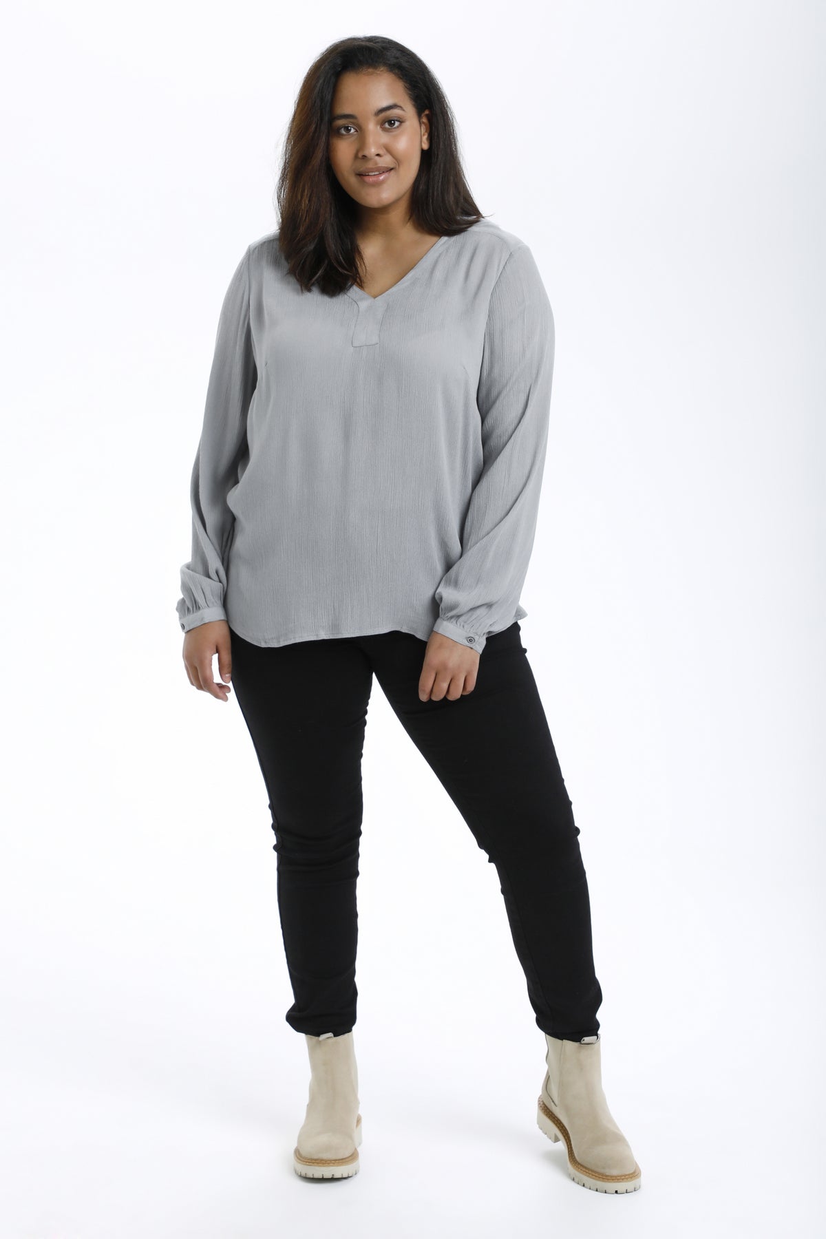 Bluse i crepe-viscose fra Kaffe Curve-Pluspige