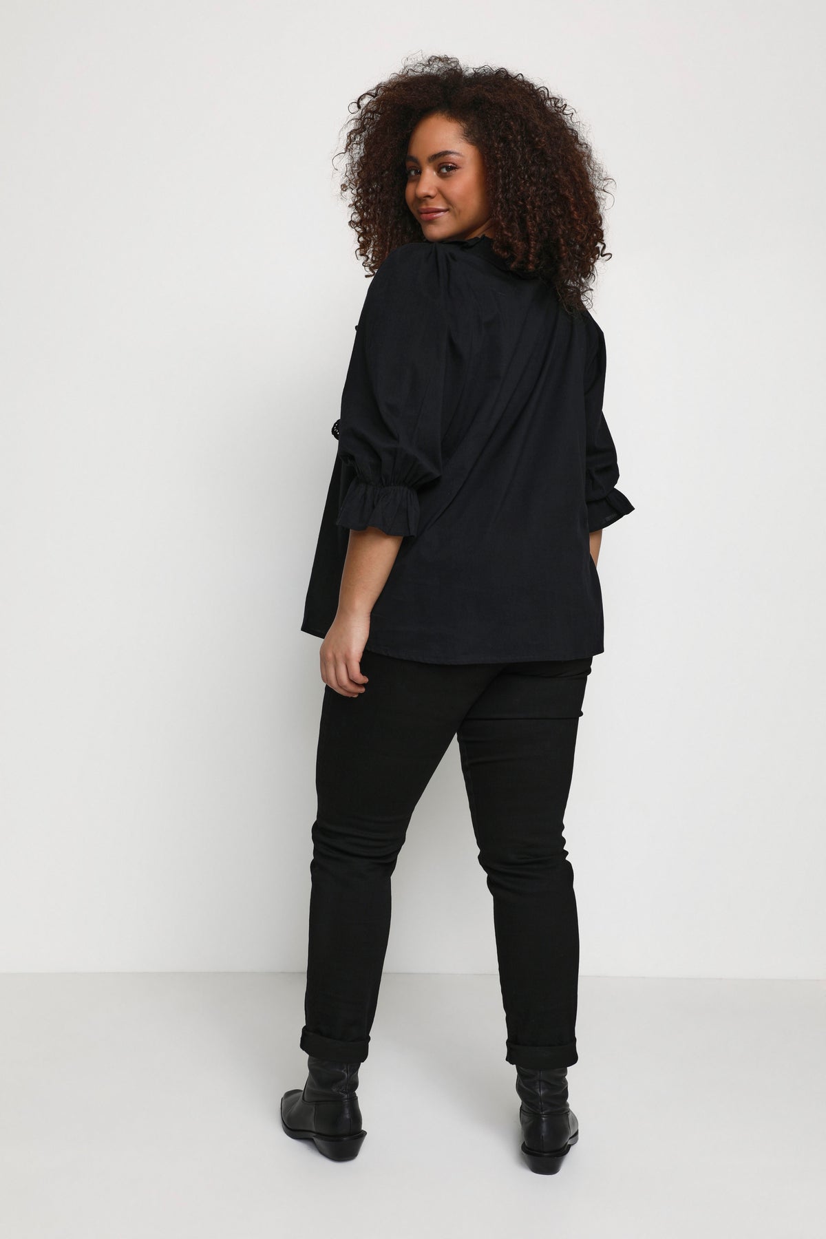 Flot bluse med flæsedetaljer fra Kaffe Curve-Pluspige