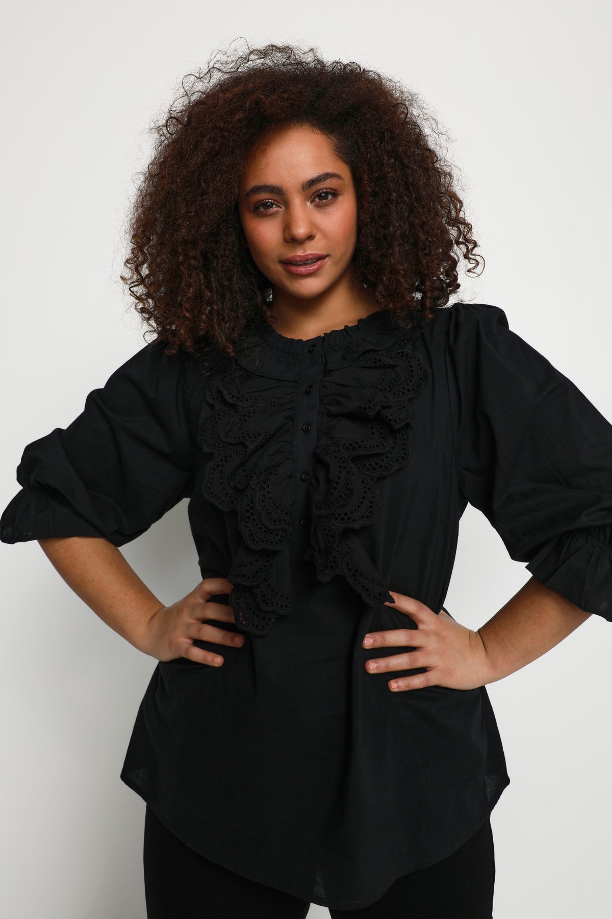 Flot bluse med flæsedetaljer fra Kaffe Curve-Pluspige