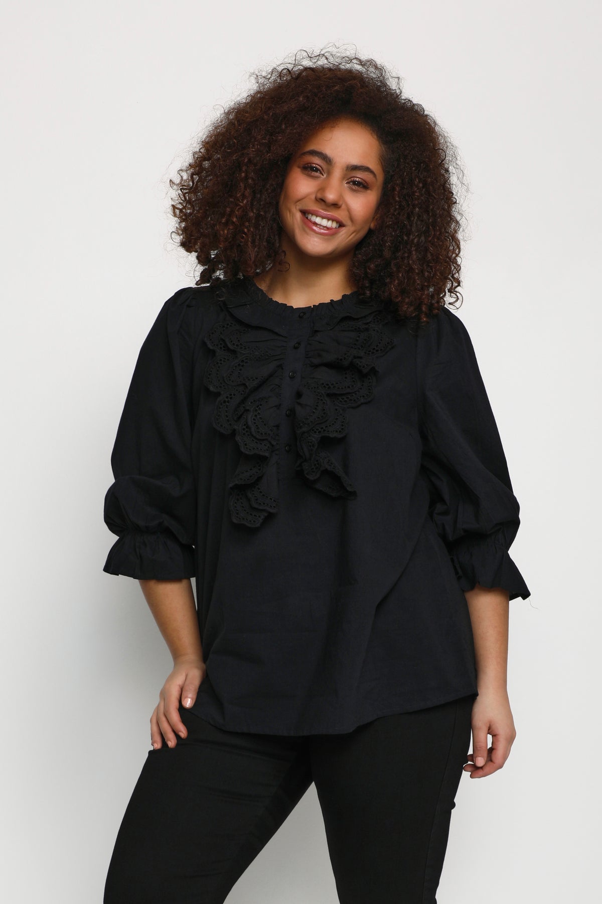 Flot bluse med flæsedetaljer fra Kaffe Curve-Pluspige