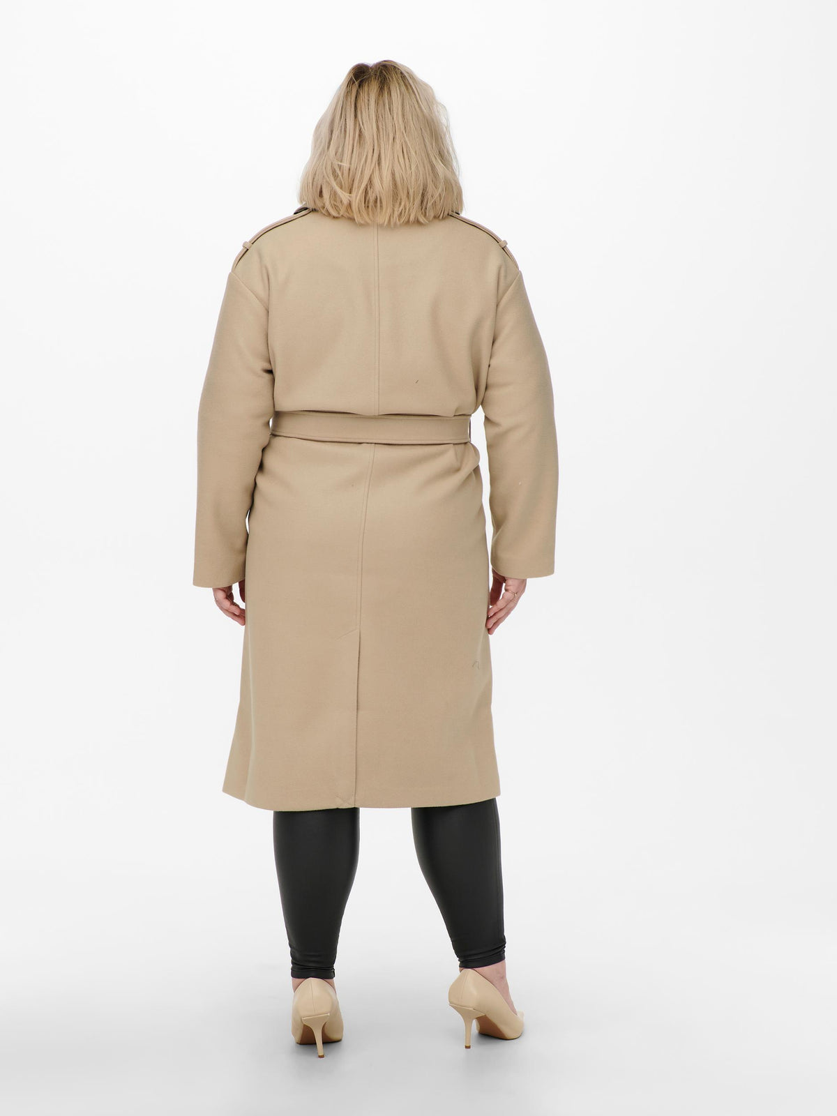 Lang trenchcoat fra Carmakoma-Pluspige