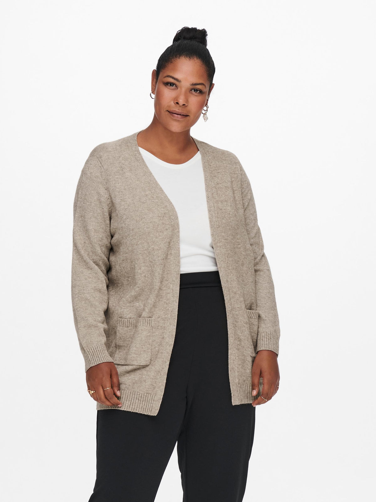 Blød cardigan med lommer fra Carmakoma-Pluspige
