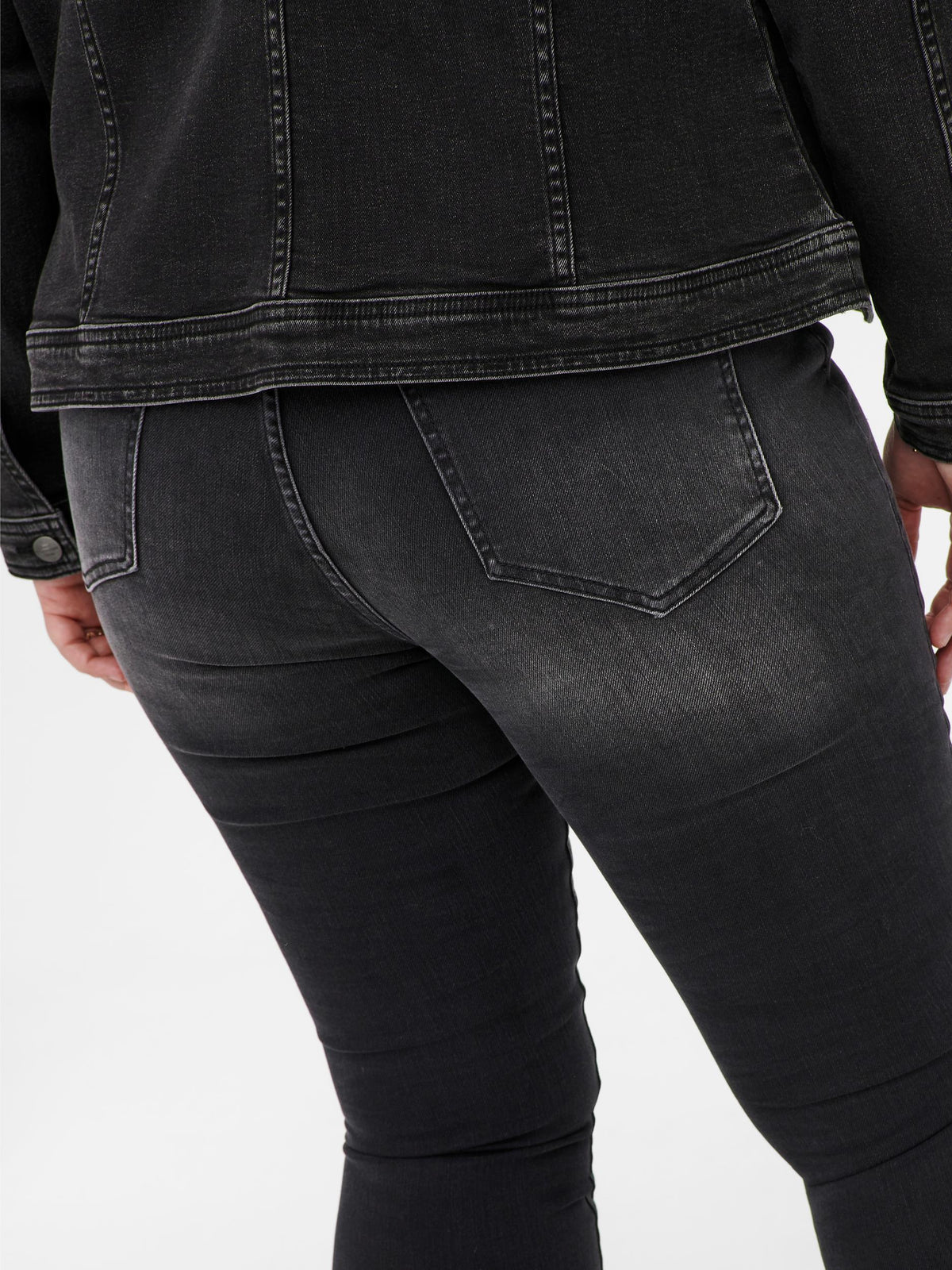 Forvaskede jeans med høj talje fra Carmakoma-Pluspige