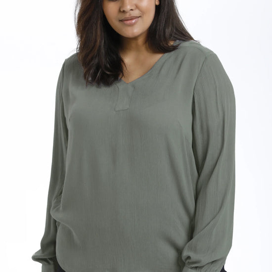 Bluse i crepe-viscose fra Kaffe Curve-Pluspige