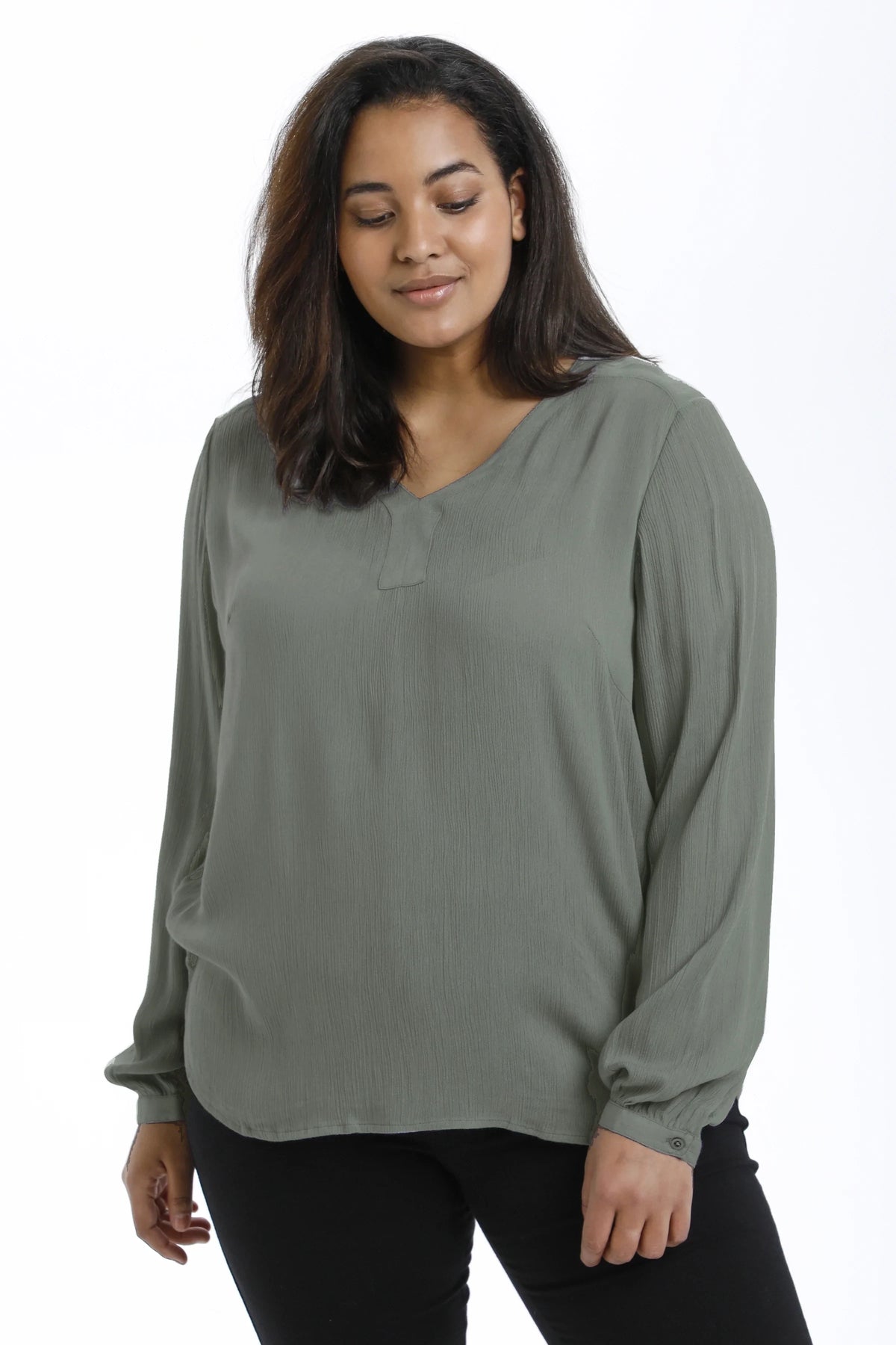 Bluse i crepe-viscose fra Kaffe Curve-Pluspige